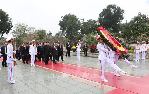 Chủ tịch Triều Tiên Kim Jong-un đến đặt vòng hoa tại Đài tưởng niệm các Anh hùng liệt sĩ